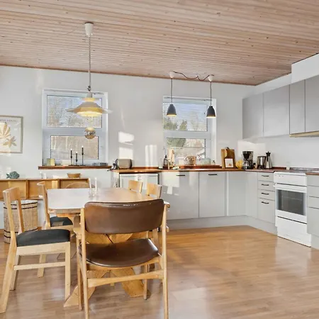 Cozy Wooden Close To Nature And Vig