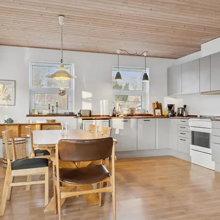 Cozy Wooden Close To Nature And Feriehus
