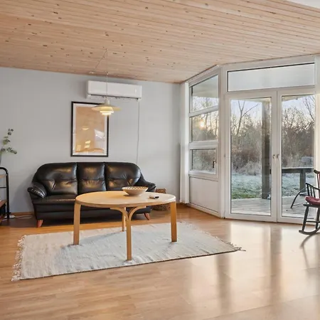 Hyggeligt Træsommerhus Tæt På Og