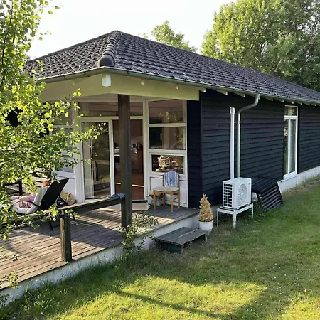 Hyggeligt Træsommerhus Tæt På Og Vig