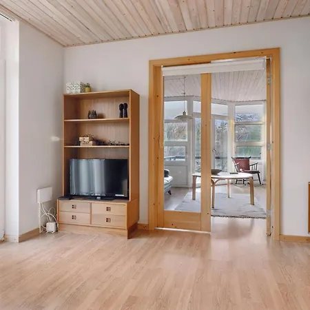 Hyggeligt Træsommerhus Tæt På Og Feriehus Vig